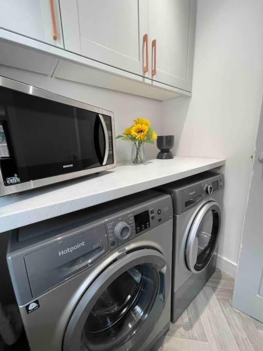 Perfect For Contractors With On Site Parking Villa ไบร์ลีย์ฮิล ภายนอก รูปภาพ