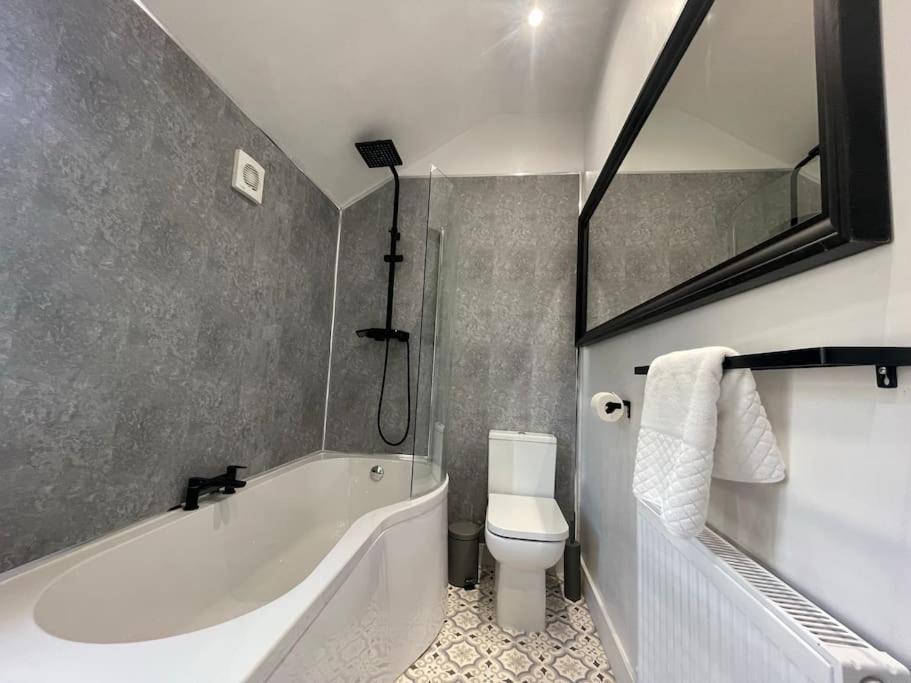Perfect For Contractors With On Site Parking Villa ไบร์ลีย์ฮิล ภายนอก รูปภาพ
